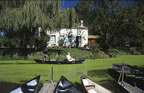 Barque and kayacs, Arçais, Marais-Poitevin, Deux-Sèvres. (101kb)